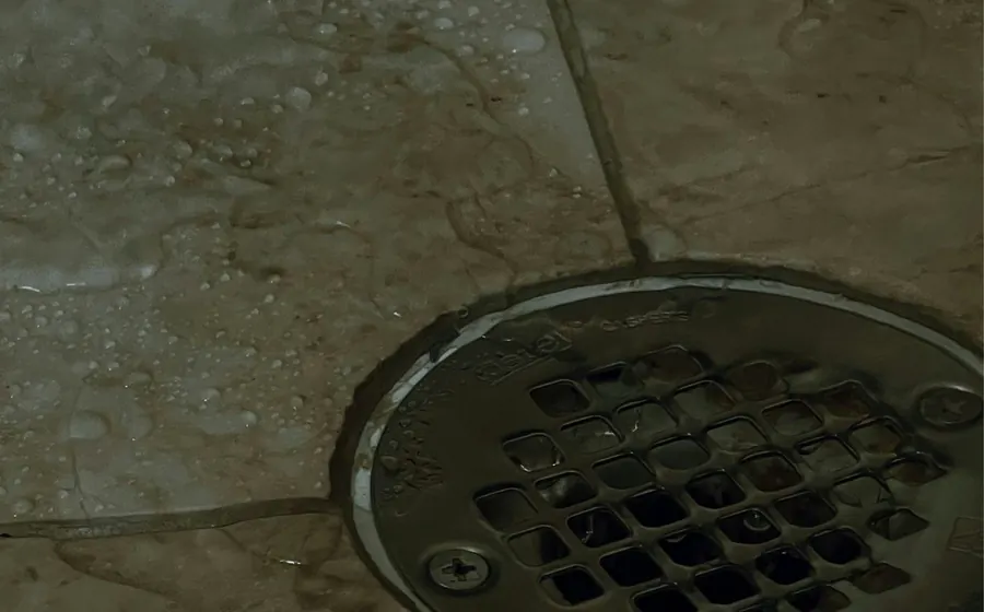 Rejilla de desagüe en el piso de un baño