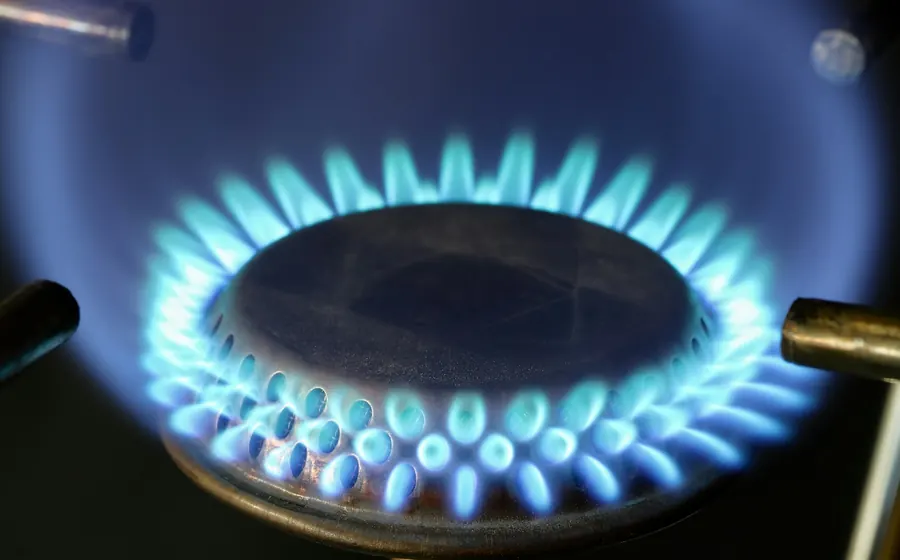 Quemador de cocina a gas con llama azul