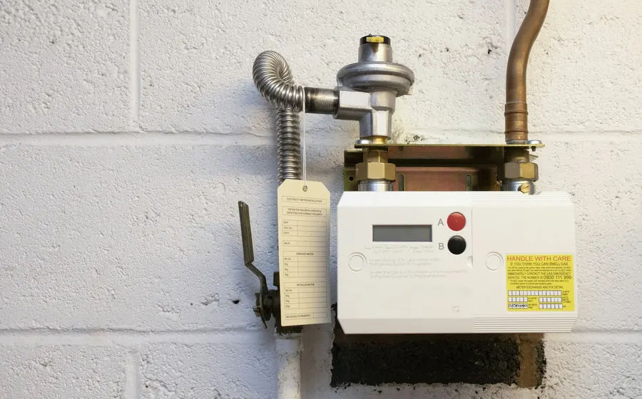 Medidor y regulador de gas con llave de paso en un muro